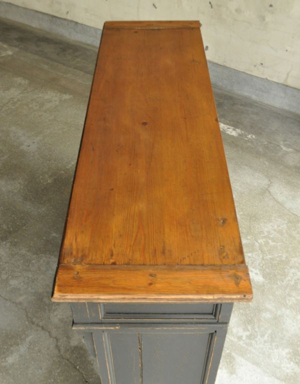 アンティークのキャビネット　アンティーク家具　ブラックペイントのアンティーク家具、フランスのショップカウンター。天板もキレイに仕上げました。(x-690-f)