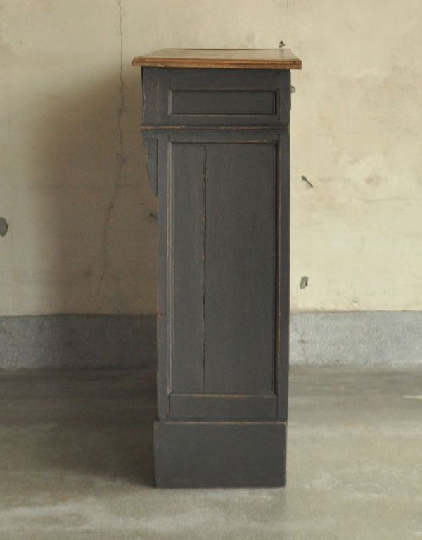 アンティークのキャビネット　アンティーク家具　ブラックペイントのアンティーク家具、フランスのショップカウンター。サイドも彫があって美しいです。(x-690-f)