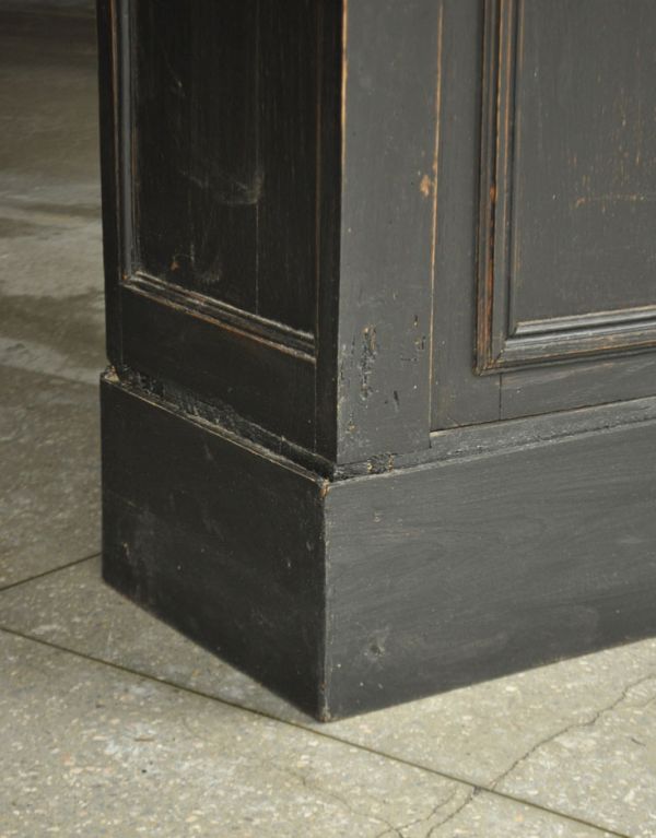 アンティークのキャビネット　アンティーク家具　ブラックペイントのアンティーク家具、フランスのショップカウンター。しっかりキャビネットを支える安定感のある脚です。(x-690-f)