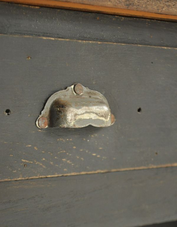 アンティークのキャビネット　アンティーク家具　ブラックペイントのアンティーク家具、フランスのショップカウンター。味わいのある取っ手です。(x-690-f)