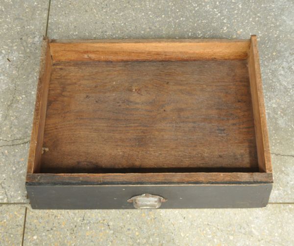 アンティークのキャビネット　アンティーク家具　ブラックペイントのアンティーク家具、フランスのショップカウンター。このカウンターには引き出しもあるんです！小さなものを片付けられて、便利ですよ。(x-690-f)