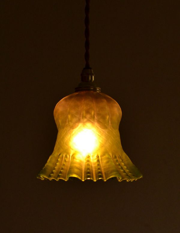 ペンダントライト 照明・ライティング イギリスから届いたアンティークビクトリアングリーンシェードのペンダントライト(コード・シャンデリア電球付き・ギヤラリーなし)。あたたかい光がお部屋を包み込みます。(x-690-z)
