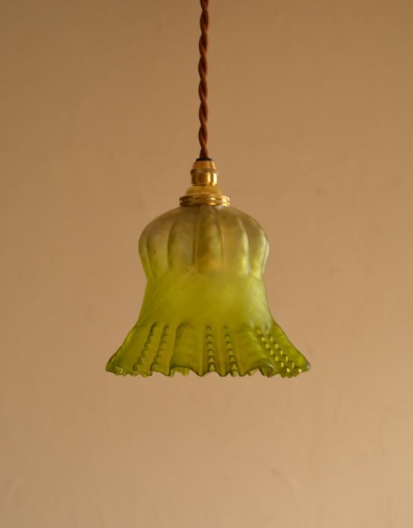 ペンダントライト 照明・ライティング イギリスから届いたアンティークビクトリアングリーンシェードのペンダントライト(コード・シャンデリア電球付き・ギヤラリーなし)。点灯しなくても、ガラスシェードがお部屋を引き立たせます。(x-690-z)
