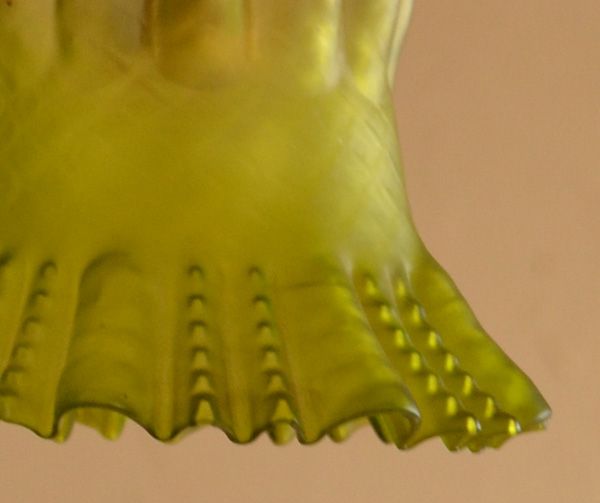 ペンダントライト 照明・ライティング イギリスから届いたアンティークビクトリアングリーンシェードのペンダントライト(コード・シャンデリア電球付き・ギヤラリーなし)。シェードは、アンティークのため、誤差があったり、キズ、汚れが入っている場合もあります。(x-690-z)