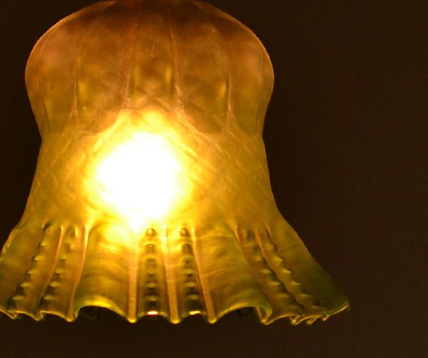 ペンダントライト 照明・ライティング イギリスから届いたアンティークビクトリアングリーンシェードのペンダントライト(コード・シャンデリア電球付き・ギヤラリーなし)。シェードから漏れる光に癒されます。(x-690-z)