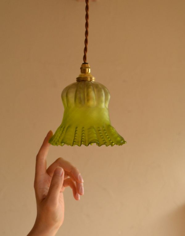 ペンダントライト 照明・ライティング イギリスから届いたアンティークビクトリアングリーンシェードのペンダントライト(コード・シャンデリア電球付き・ギヤラリーなし)。光を通すとなんとも言えないステキな雰囲気でお部屋を照らしてくれます。(x-690-z)