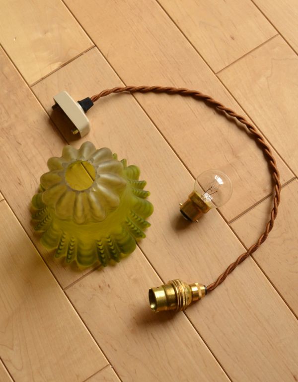 ペンダントライト 照明・ライティング イギリスから届いたアンティークビクトリアングリーンシェードのペンダントライト(コード・シャンデリア電球付き・ギヤラリーなし)。ガラスシェード、コード、電球1個をセットでお届けするので、届いてすぐに取り付けられます。(x-690-z)