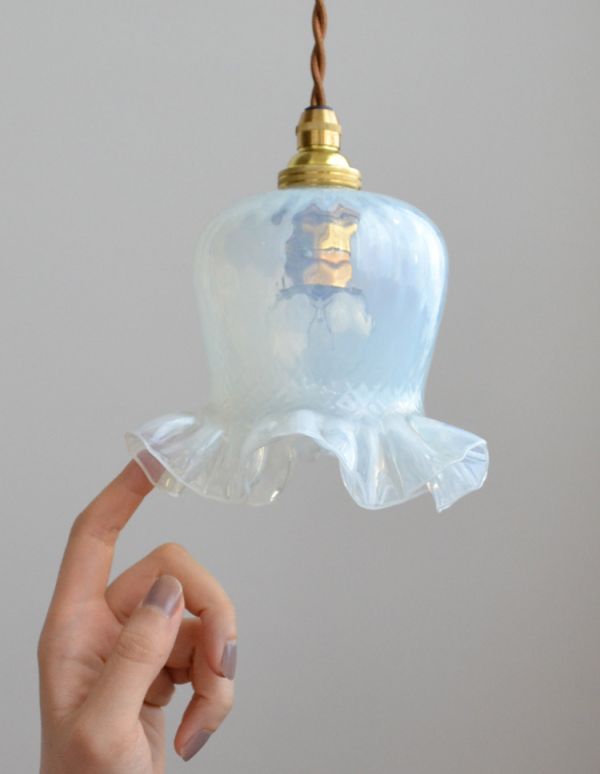 イギリスで買い付けたアンティーク照明、オパールセントのランプ