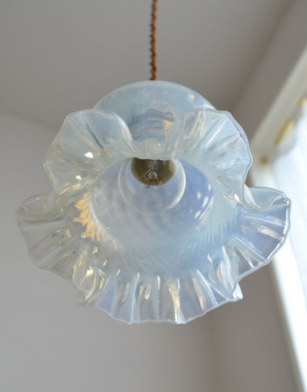 イギリスで買い付けたアンティーク照明、オパールセントのランプ