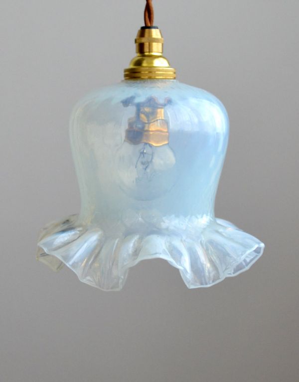 イギリスで買い付けたアンティーク照明、オパールセントのランプ