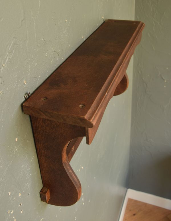 ウォールシェルフ・ウォールハンガー　アンティーク家具　フック付のナチュラルなウッドシェルフ、アンティークウォールシェルフ（棚付き）。天板もお直ししてあります。(x-692-f)
