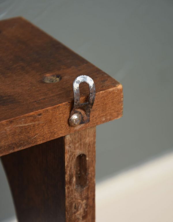 ウォールシェルフ・ウォールハンガー　アンティーク家具　フック付のナチュラルなウッドシェルフ、アンティークウォールシェルフ（棚付き）。壁掛け用の金具付きです。(x-692-f)