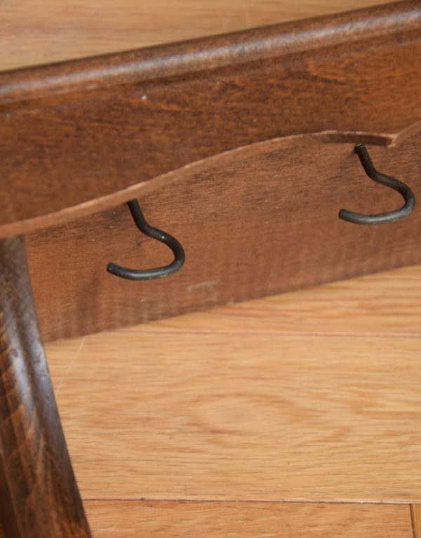 ウォールシェルフ・ウォールハンガー　アンティーク家具　フック付のナチュラルなウッドシェルフ、アンティークウォールシェルフ（棚付き）。内側に便利なフックが9〜10cm間隔で5個付いています。(x-692-f)