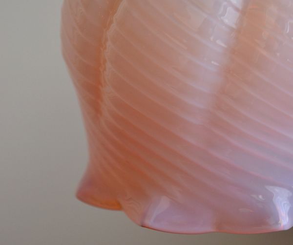 ペンダントライト　照明・ライティング　イギリスで見つけたアンティーク照明、オレンジオパリンのランプシェード（コード・シャンデリア球・ギャラリーなし）。シェードは、アンティークのため、誤差があったり、キズ、汚れが入っている場合もあります。(x-692-z)