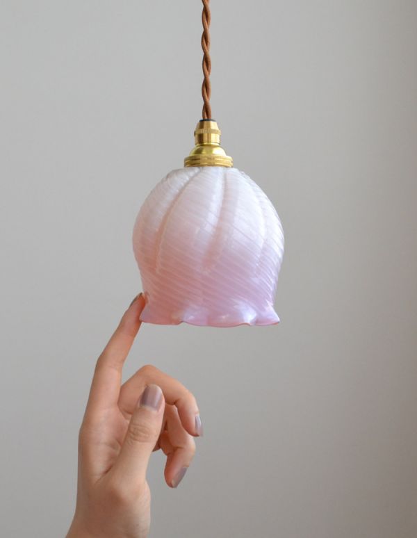 ペンダントライト　照明・ライティング　イギリスで見つけたアンティーク照明、オレンジオパリンのランプシェード（コード・シャンデリア球・ギャラリーなし）。アンティークのミルクガラスは、光を通すとなんとも言えないステキな雰囲気でお部屋を照らしてくれます。(x-692-z)