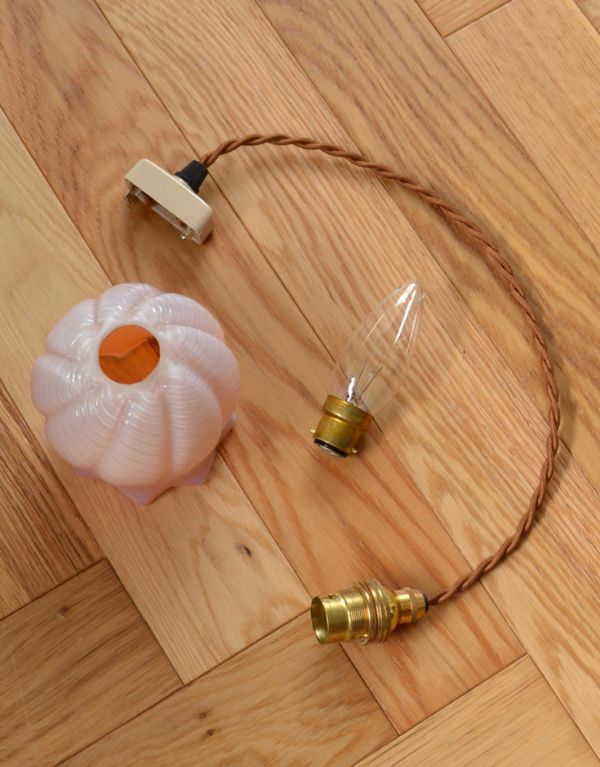 ペンダントライト　照明・ライティング　イギリスで見つけたアンティーク照明、オレンジオパリンのランプシェード（コード・シャンデリア球・ギャラリーなし）。ガラスシェード、コード、電球1個、を全てセットでお届けするので、届いてすぐに取り付けられます。(x-692-z)