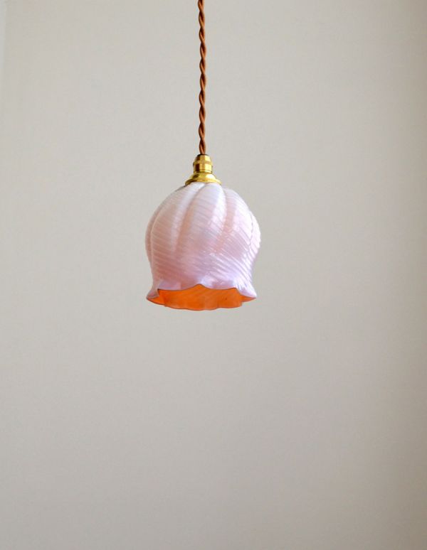 ペンダントライト　照明・ライティング　イギリスで見つけたアンティーク照明、オレンジオパリンのランプシェード（コード・シャンデリア球・ギャラリーなし）。外側はオパールセント、内側がオレンジオパールセントの二層被せのシェード。(x-692-z)