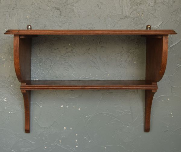 ウォールシェルフ・ウォールハンガー　アンティーク家具　ナチュラルな可愛いウッドシェルフ、アンティークウォールシェルフ（棚付き）。殺風景になりがちな白い壁のお部屋が、明るくてお洒落な印象に！リビング、廊下、階段、子ども部屋・・・どこに付けようかな？【 全体 】幅66×奥行32×高さ50cm【 棚内寸 】幅53×奥行15×高さ21.5cm。(x-693-f)