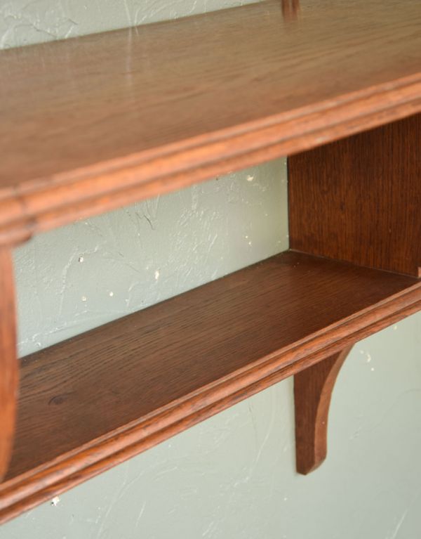 ウォールシェルフ・ウォールハンガー　アンティーク家具　ナチュラルな可愛いウッドシェルフ、アンティークウォールシェルフ（棚付き）。棚があるのでいろいろ置けます。(x-693-f)