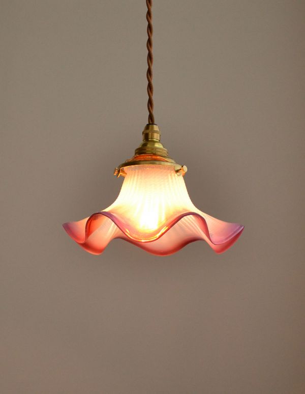 ペンダントライト 照明・ライティング イギリスで見つけたアンティークランプ、ピンクオパリンのランプシェード(オパールセント)。ふわんと膨らんだ優しいシルエットのランプは、1つでも存在感たっぷりです。(x-693-z)