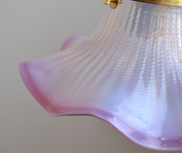 ペンダントライト 照明・ライティング イギリスで見つけたアンティークランプ、ピンクオパリンのランプシェード(オパールセント)。シェードは、アンティークのため、誤差があったり、キズ、汚れが入っている場合もあります。(x-693-z)