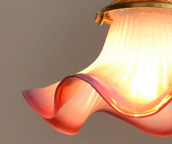 ペンダントライト 照明・ライティング イギリスで見つけたアンティークランプ、ピンクオパリンのランプシェード(オパールセント)。シェードから漏れる光に癒されます。(x-693-z)