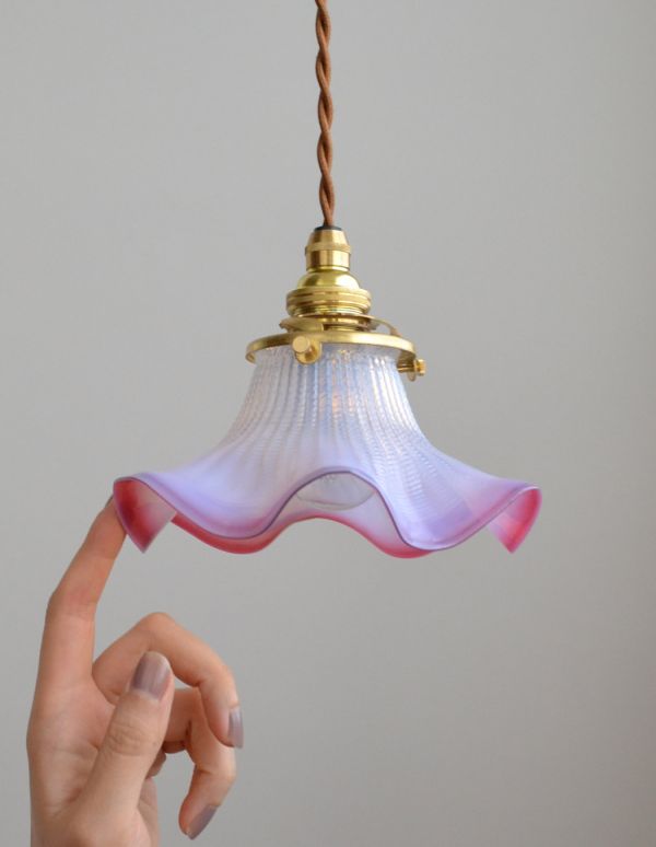 ペンダントライト 照明・ライティング イギリスで見つけたアンティークランプ、ピンクオパリンのランプシェード(オパールセント)。アンティークのミルクガラスは、光を通すとなんとも言えないステキな雰囲気でお部屋を照らしてくれます。(x-693-z)