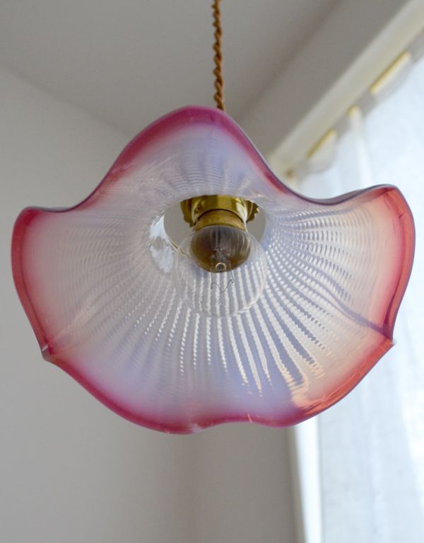ペンダントライト 照明・ライティング イギリスで見つけたアンティークランプ、ピンクオパリンのランプシェード(オパールセント)。アンティークは全てが「一点もの」です。(x-693-z)