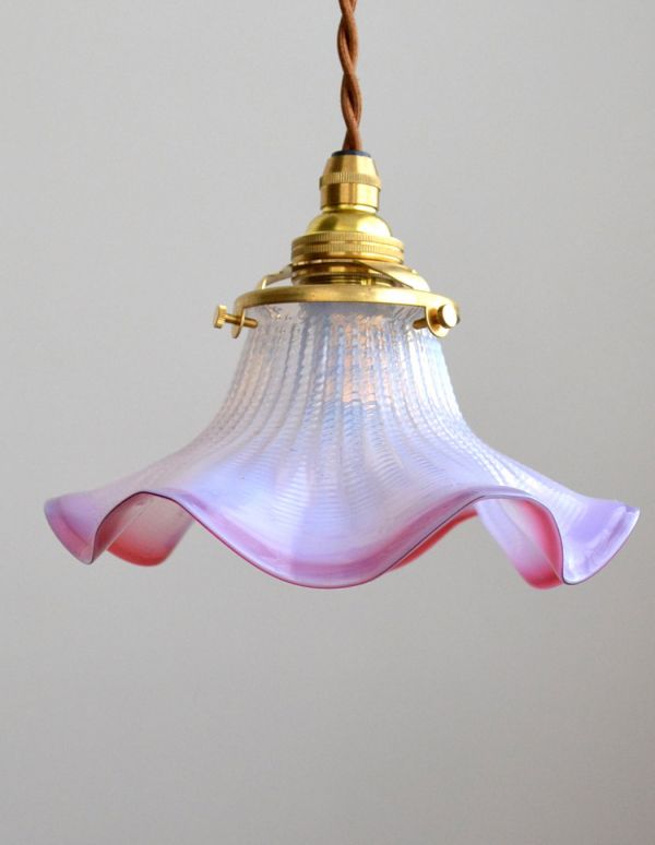 ペンダントライト 照明・ライティング イギリスで見つけたアンティークランプ、ピンクオパリンのランプシェード(オパールセント)。【 シェードのサイズ 】幅16.5×奥行15×高さ8cmコードは50、80cm以外にも、ご希望の長さで加工してお届けします。(x-693-z)