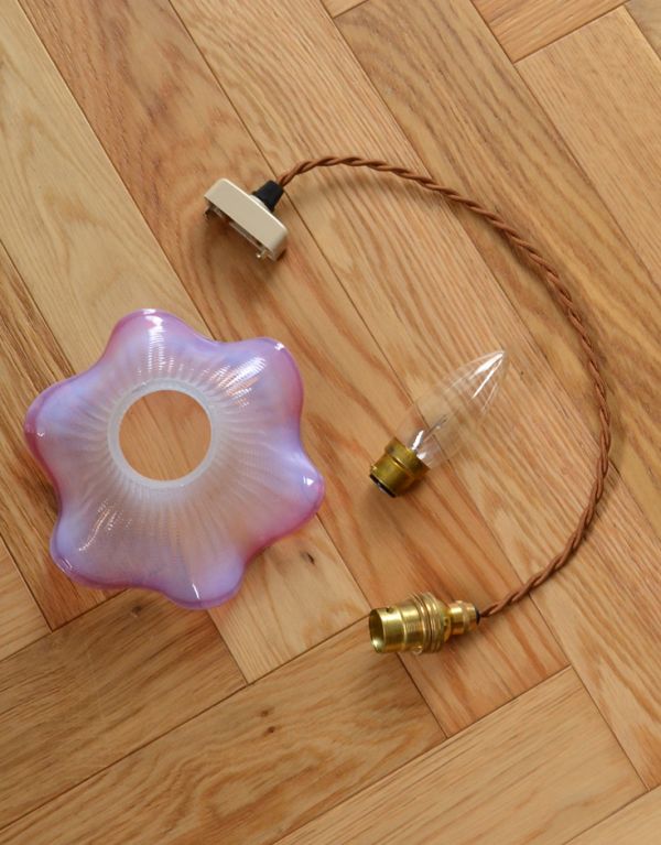 ペンダントライト 照明・ライティング イギリスで見つけたアンティークランプ、ピンクオパリンのランプシェード(オパールセント)。ガラスシェード、コード、電球1個、ギャラリーを全てセットでお届けするので、届いてすぐに取り付けられます。(x-693-z)