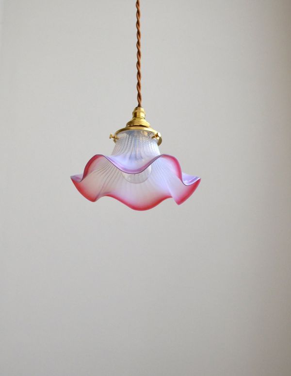 ペンダントライト 照明・ライティング イギリスで見つけたアンティークランプ、ピンクオパリンのランプシェード(オパールセント)。縁がクランベリーピンクで、特に発色が綺麗です。(x-693-z)