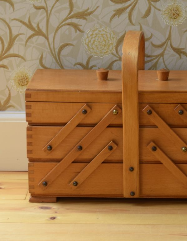 ソーイングボックス　アンティーク家具　イギリスのアンティークの道具　木製で温かみのあるソーイングボックス。きちんと修復してお届けしますので、閉じているときもキレイに収まっています。(x-694-f)