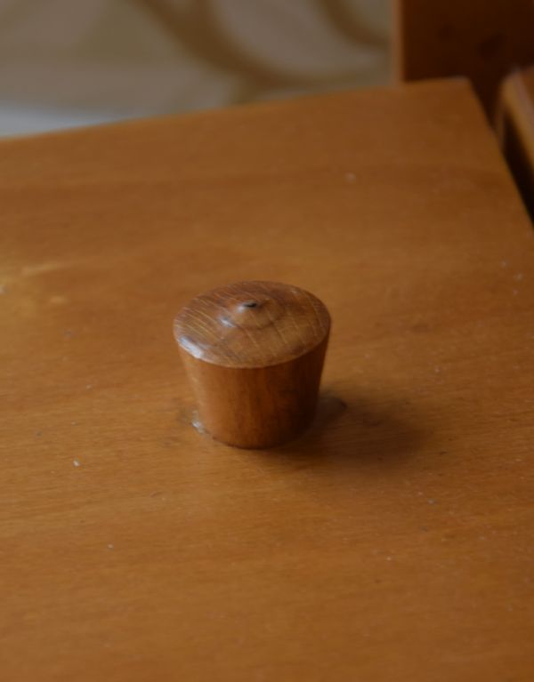 ソーイングボックス　アンティーク家具　イギリスのアンティークの道具　木製で温かみのあるソーイングボックス。つまみやすい取っ手がちょこんと付いています。(x-694-f)