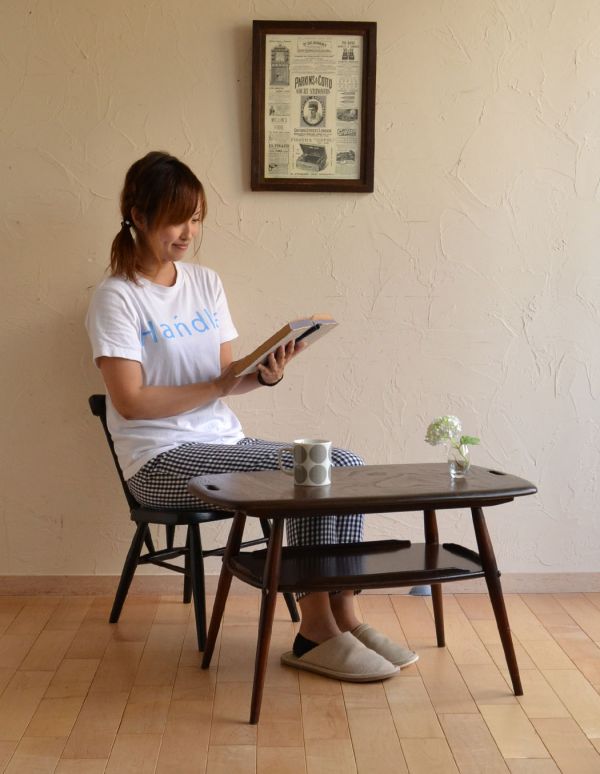 アーコールの家具　アンティーク家具　北欧スタイルにも合うミニサイズのアンティーク家具、アーコールのサイドテーブル。どんなテイストにもマッチしてしまうのが、このアーコールのコーヒーテーブルです。(x-695-f)