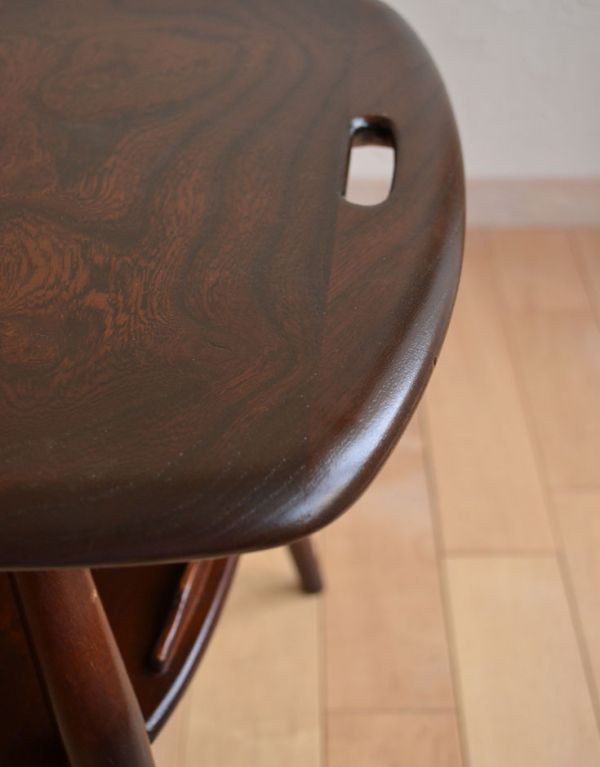 アーコールの家具　アンティーク家具　北欧スタイルにも合うミニサイズのアンティーク家具、アーコールのサイドテーブル。天板が丸いので、小さなお子様のいるお家も安心。(x-695-f)