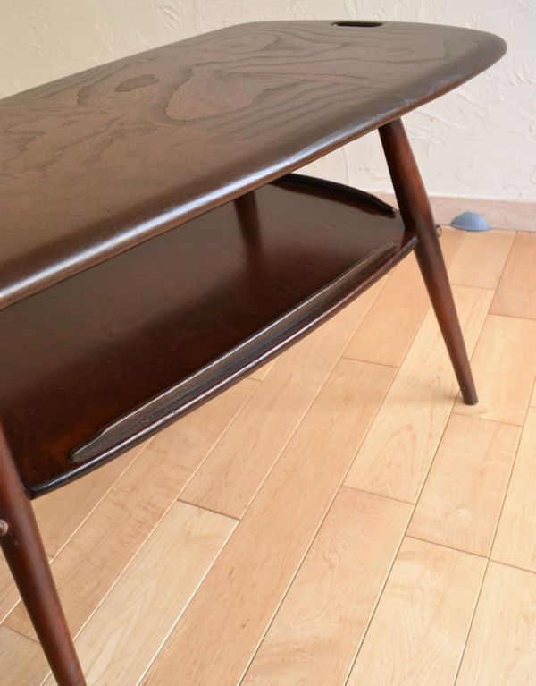 アーコールの家具　アンティーク家具　北欧スタイルにも合うミニサイズのアンティーク家具、アーコールのサイドテーブル。テーブルの下は物置きになっています。(x-695-f)