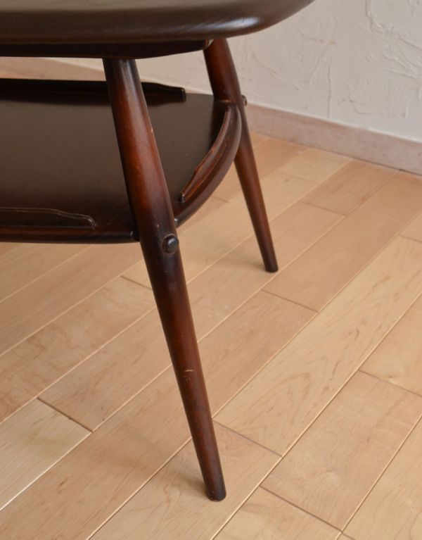 アーコールの家具　アンティーク家具　北欧スタイルにも合うミニサイズのアンティーク家具、アーコールのサイドテーブル。きちんとお直ししていますので、しっかりとした安定感があります。(x-695-f)