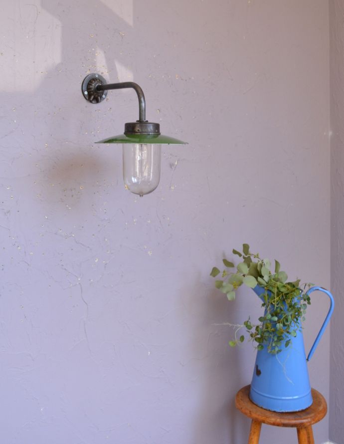 壁付けブラケット　照明・ライティング　フランスで見つけたアンティーク照明、グリーンシェードのポーチライト(外灯）デッキランプ（E26球付）。とことんオシャレにこだわりたいあなたにオススメ！個性を出したい方にオススメです。(x-696-z)