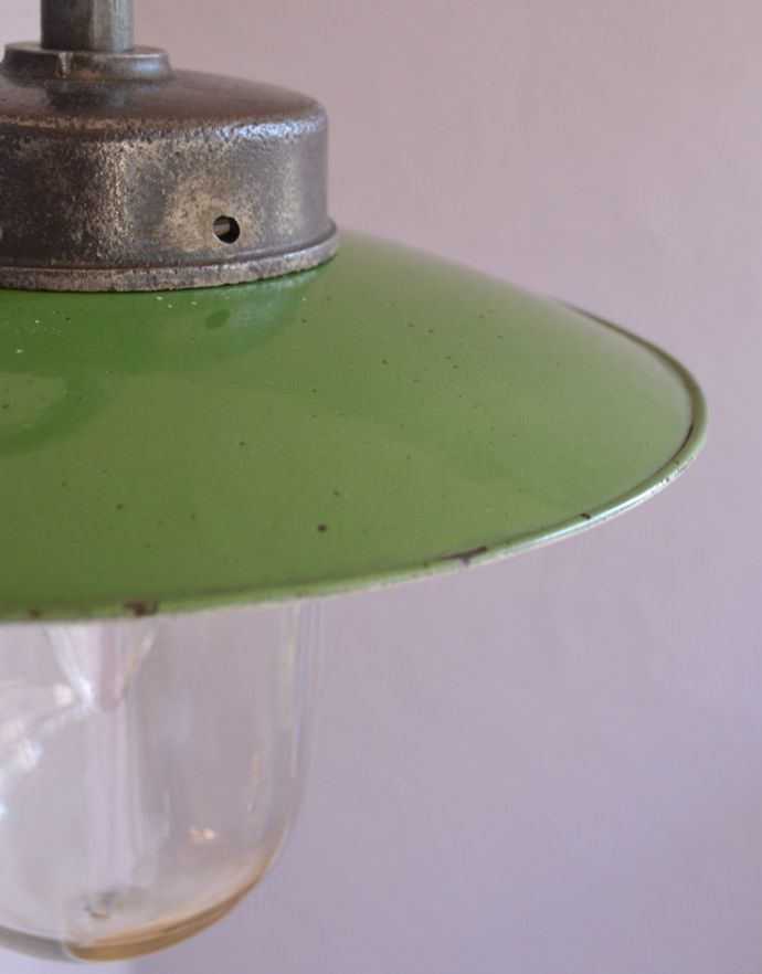 壁付けブラケット　照明・ライティング　フランスで見つけたアンティーク照明、グリーンシェードのポーチライト(外灯）デッキランプ（E26球付）。お部屋に馴染みやすいグリーンカラーのシェードです。(x-696-z)