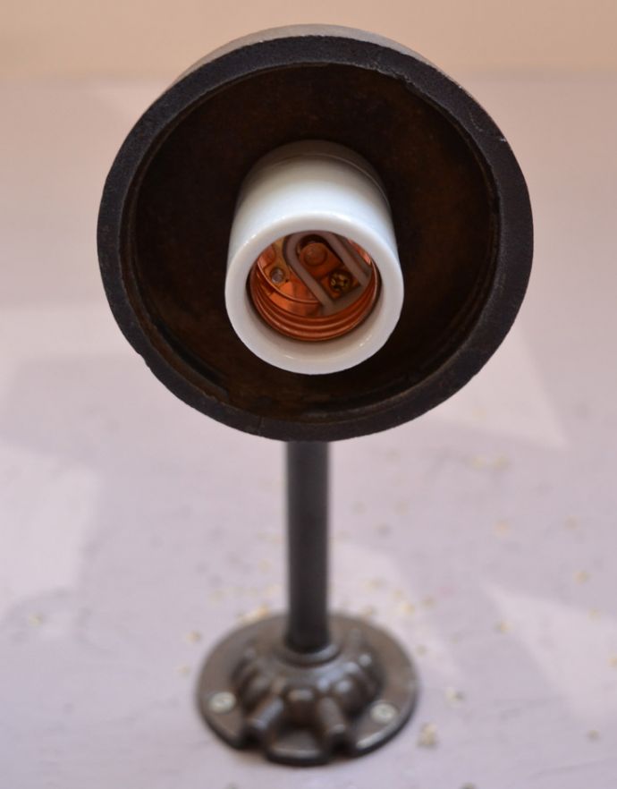 壁付けブラケット　照明・ライティング　フランスで見つけたアンティーク照明、グリーンシェードのポーチライト(外灯）デッキランプ（E26球付）。防雨使用で日本球がお使いいただけます。(x-696-z)