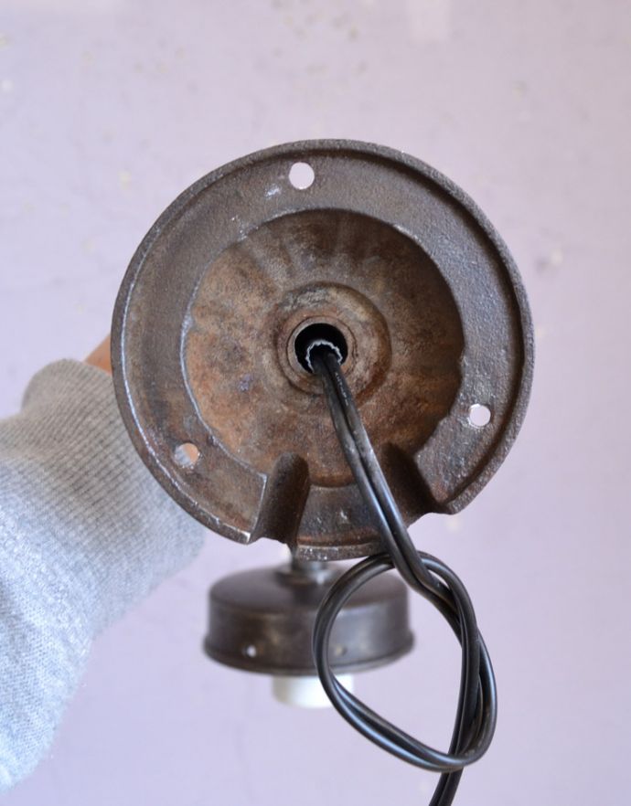 壁付けブラケット　照明・ライティング　フランスで見つけたアンティーク照明、グリーンシェードのポーチライト(外灯）デッキランプ（E26球付）。電器屋さんに、壁からの配線に直接取り付け工事をお願いして下さい。(x-696-z)