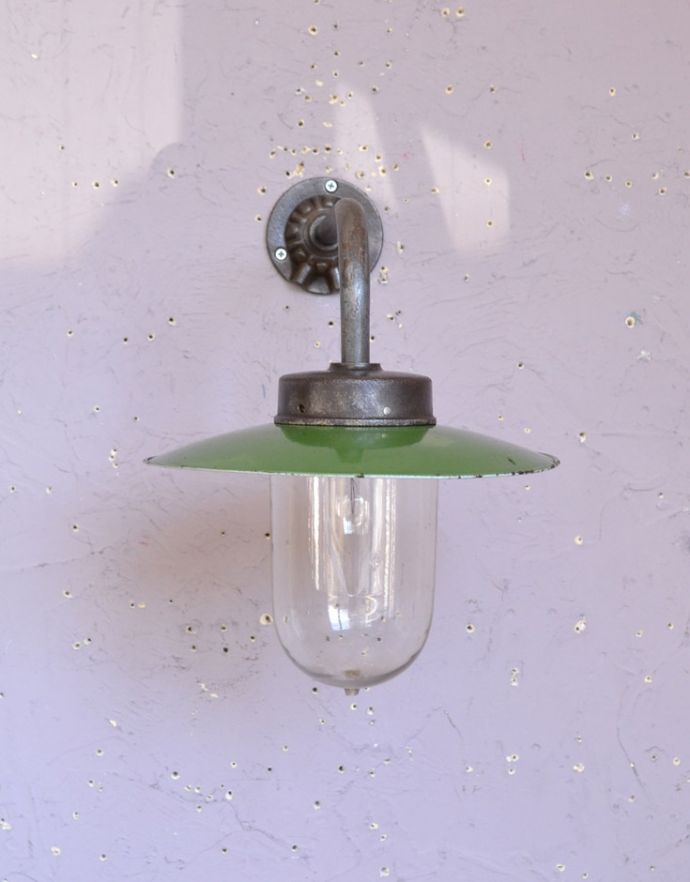 壁付けブラケット　照明・ライティング　フランスで見つけたアンティーク照明、グリーンシェードのポーチライト(外灯）デッキランプ（E26球付）。【 全体 】A:幅25.5×B:奥行36×C:高さ35cm【土台】D:幅8.5×E:高さ8.5cm。(x-696-z)