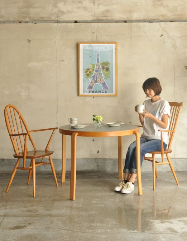 ロイドテーブル　アンティーク家具　デンマーク製のMAGNUS OLESEN社のヴィンテージ家具、ダイニングテーブル（円卓）。どこでも使える便利なカフェテーブル。(x-697-f)