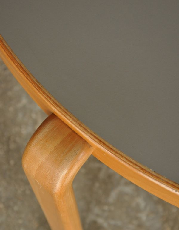 ロイドテーブル　アンティーク家具　デンマーク製のMAGNUS OLESEN社のヴィンテージ家具、ダイニングテーブル（円卓）。角が丸いので小さなお子様がいるお家でも安心してお使いいただけます。(x-697-f)