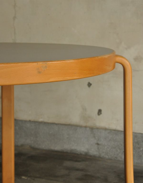 ロイドテーブル　アンティーク家具　デンマーク製のMAGNUS OLESEN社のヴィンテージ家具、ダイニングテーブル（円卓）。曲げ木の技法でデザインされた脚が美しいです。(x-697-f)