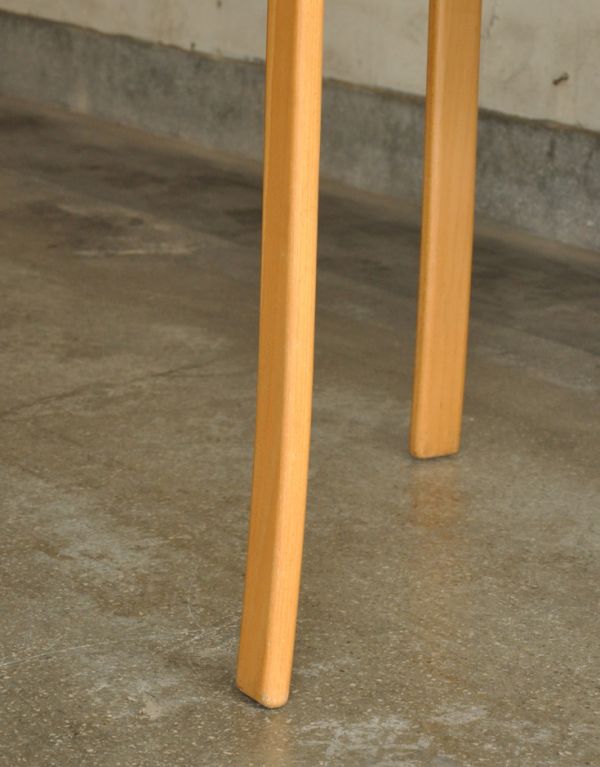 ロイドテーブル　アンティーク家具　デンマーク製のMAGNUS OLESEN社のヴィンテージ家具、ダイニングテーブル（円卓）。しっかりお直ししてあるので安定感があります。(x-697-f)