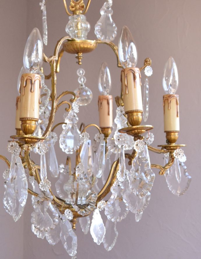 シャンデリア 照明・ライティング フランス便で到着、チェーンの装飾にまでこだわったアンティークのガラス×真鍮製シャンデリア。灯りが灯るとさらにゴージャスな雰囲気になります。(x-697-z)