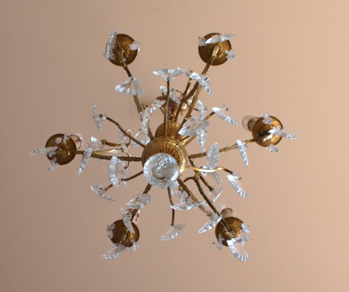 シャンデリア 照明・ライティング フランス便で到着、チェーンの装飾にまでこだわったアンティークのガラス×真鍮製シャンデリア。下から見上げても輝きが美しいシャンデリアです。(x-697-z)