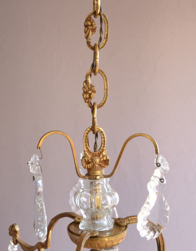 シャンデリア 照明・ライティング フランス便で到着、チェーンの装飾にまでこだわったアンティークのガラス×真鍮製シャンデリア。チェーンにまで装飾が施された、こだわって作られているデザインです。(x-697-z)