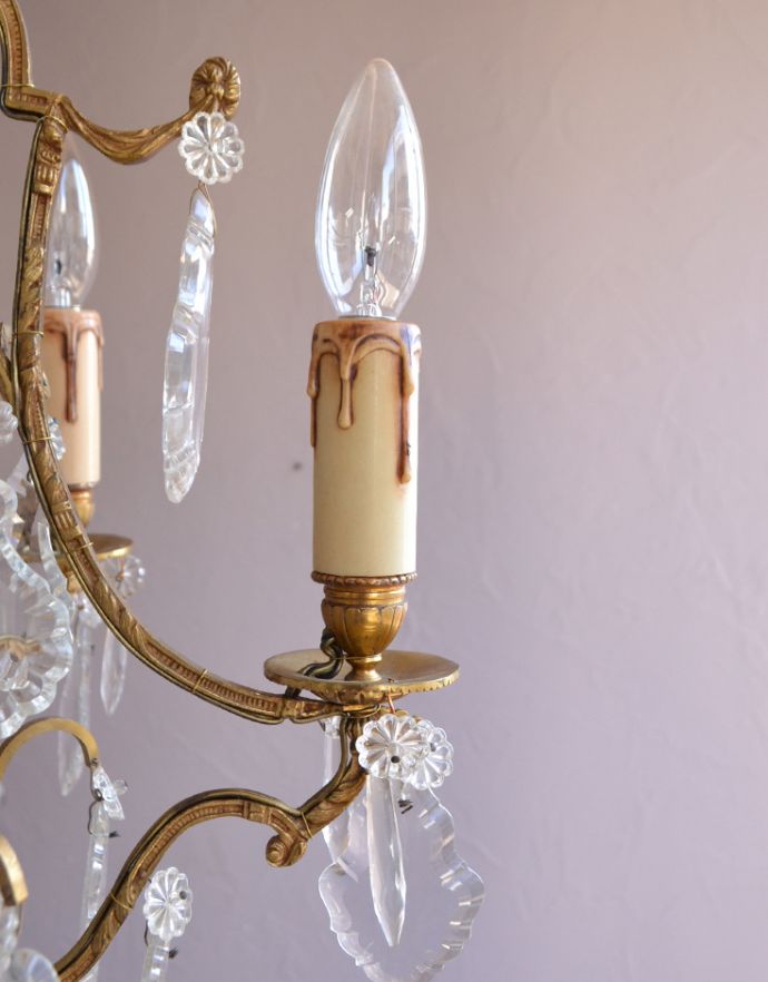 シャンデリア 照明・ライティング フランス便で到着、チェーンの装飾にまでこだわったアンティークのガラス×真鍮製シャンデリア。キャンドルに見立てたデザインです。(x-697-z)